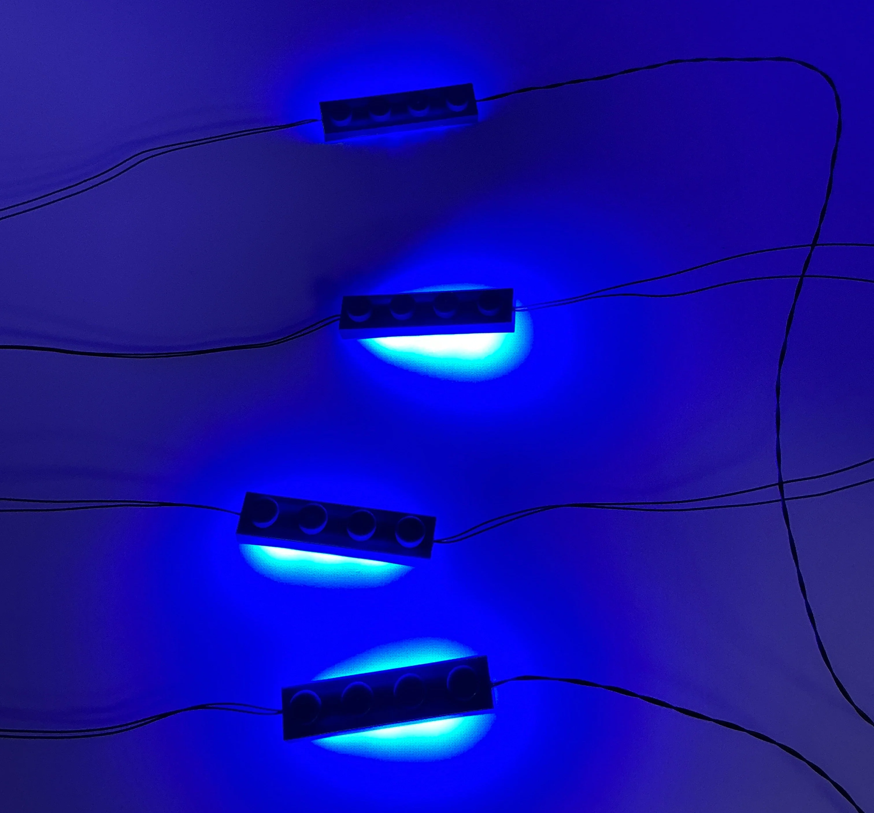 Daisy-Chained 1x4 LED Light Up Plates, DIY System, Reconnectable, LB1x4C4-LA