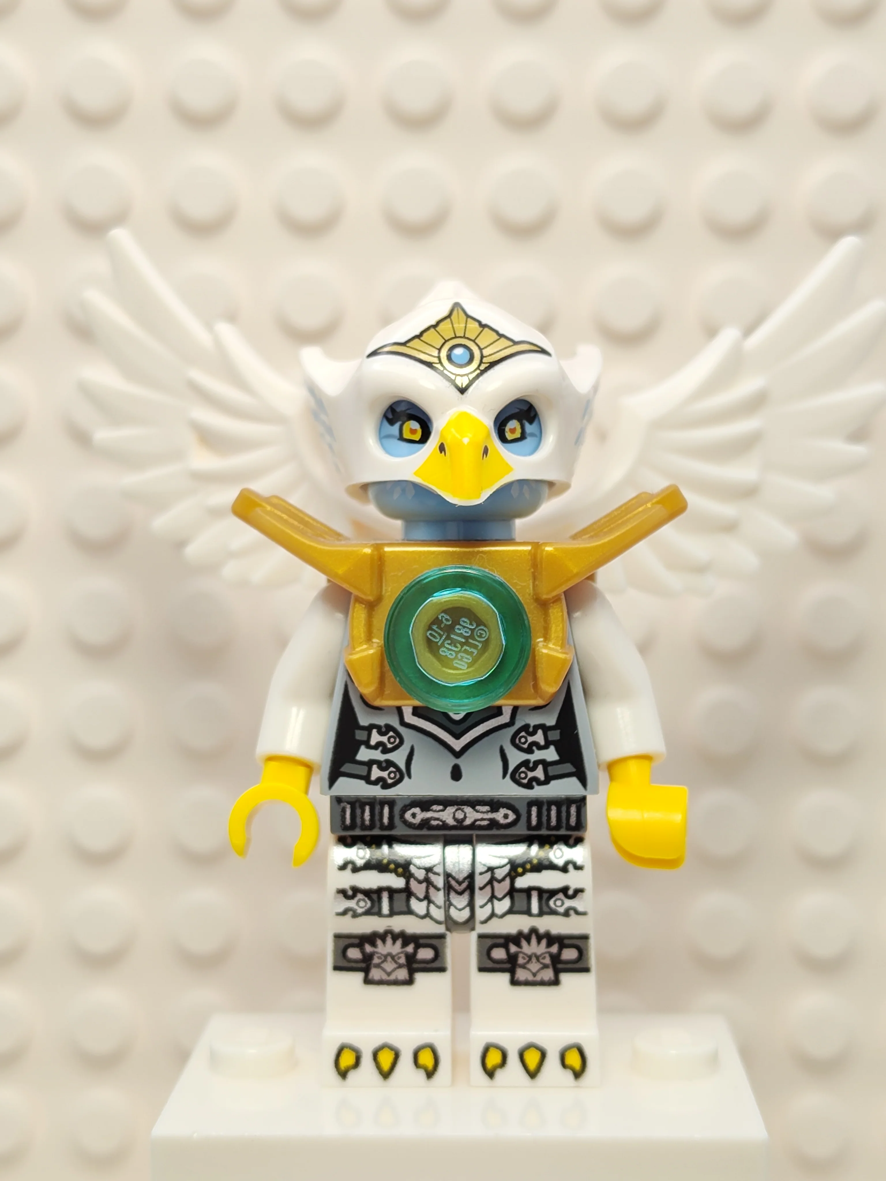 Eris - Silver Outfit and Pearl Gold Light Armor, loc071