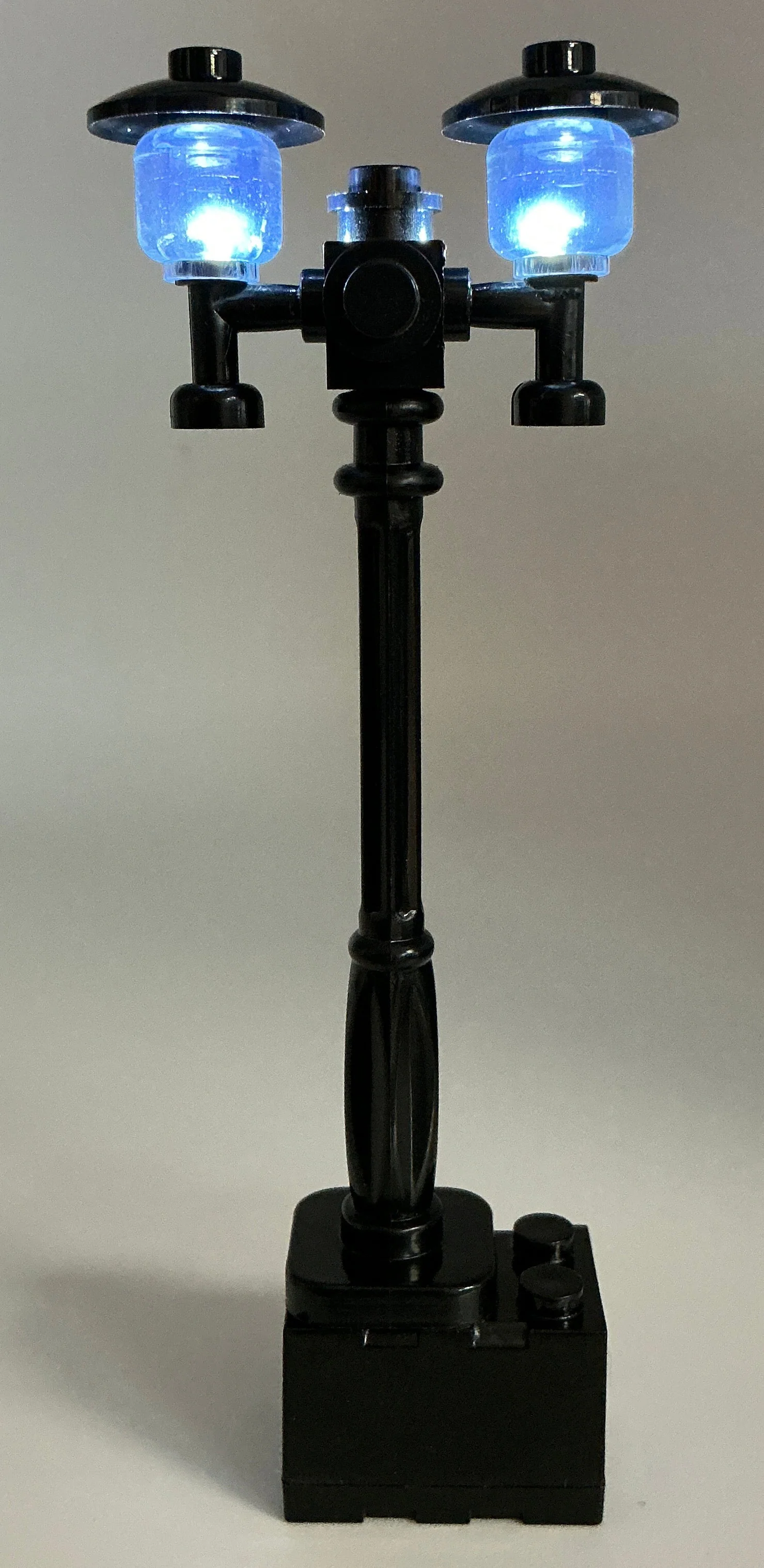 Light-Up Double Lamp Post on Battery, ACDDH - Image 2