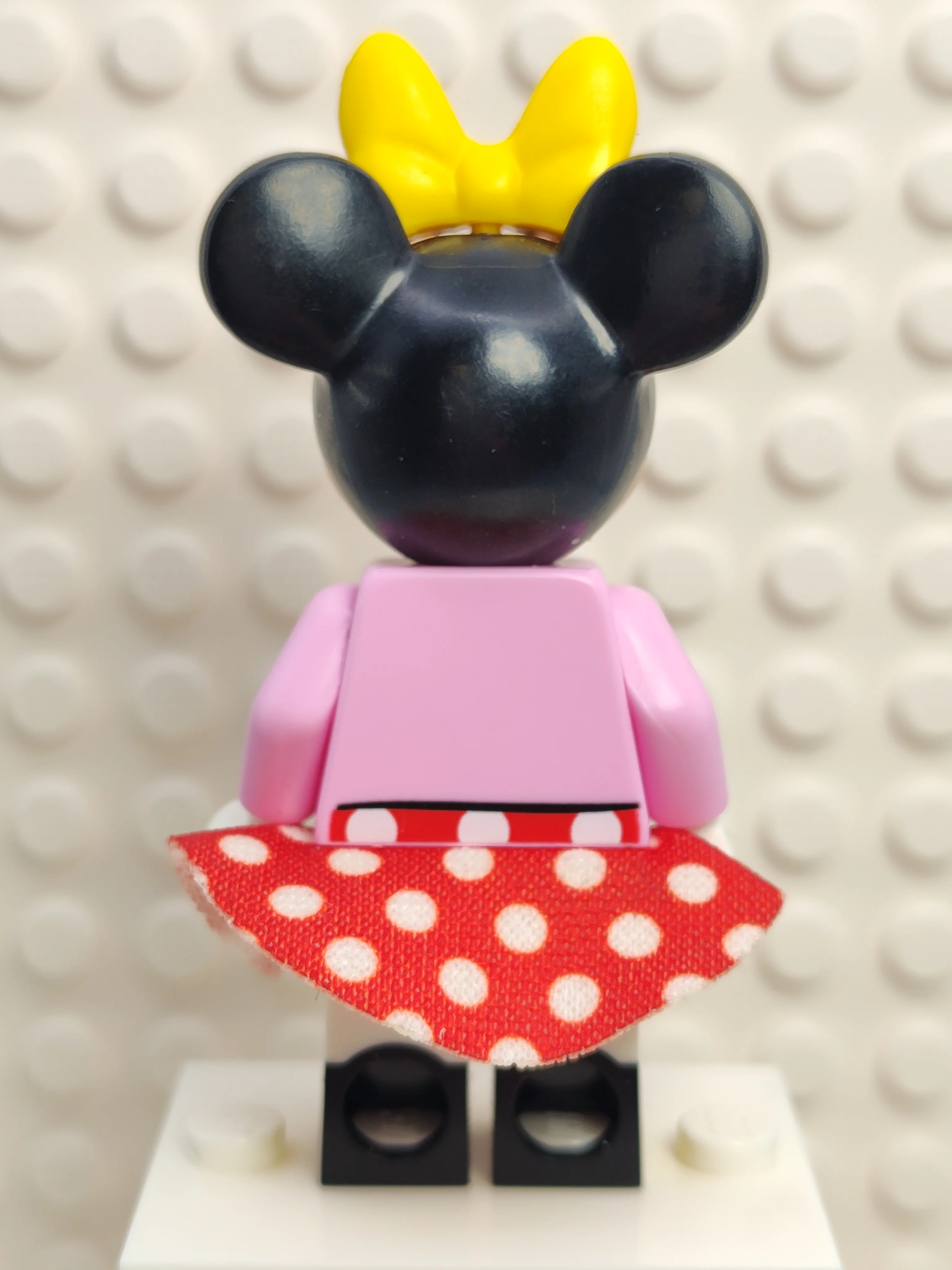 Minnie Mouse - Bright Pink Jacket and Yellow Bow, dis089, LEGO® Disney Minifigure - Image 3