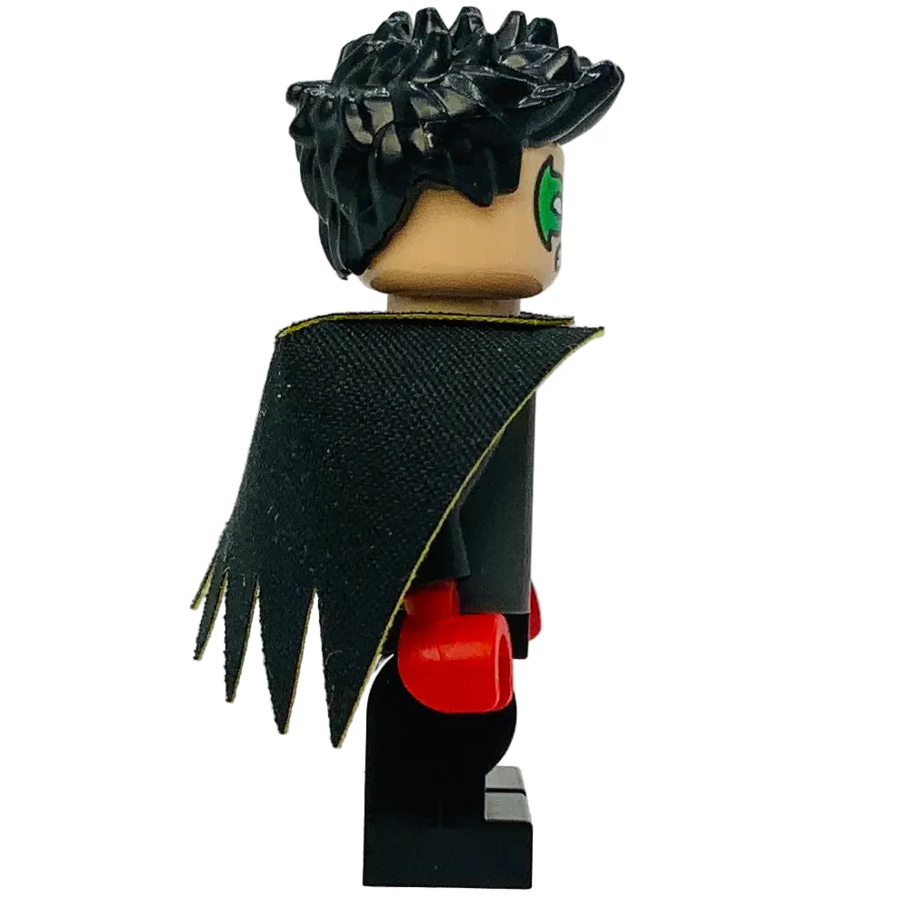Robin - Green Mask, Red Hands, Black Medium Legs, Scalloped Asymmetrical Cape Black and Yellow Sides, sh1079 - LEGO® Batman™ Minifigure - Image 2