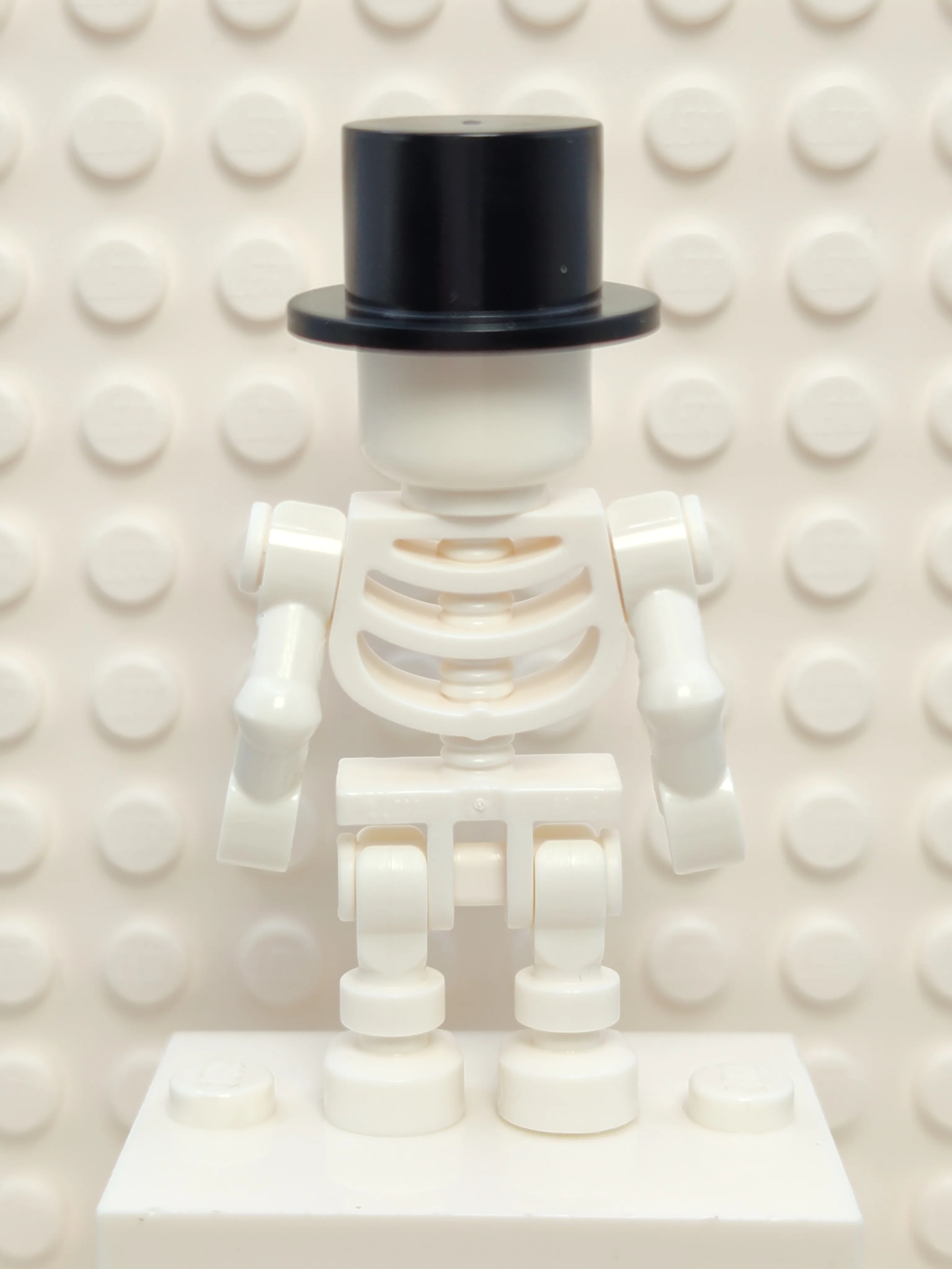 Skeleton - Standard Skull, Bent Arms Horizontal Grip, Black Top Hat, gen147 - LEGO® Town - Image 3