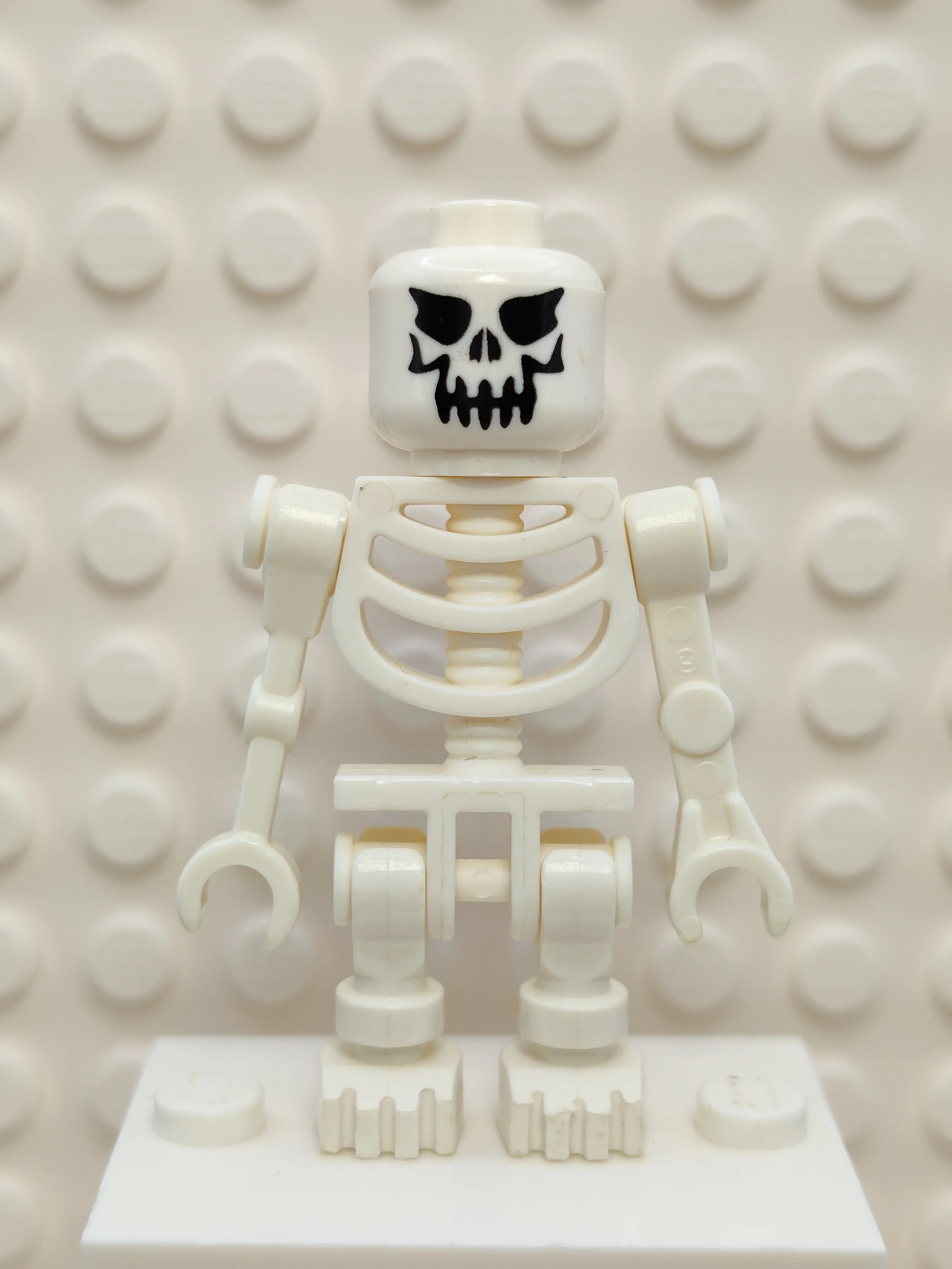 Skeleton, Fantasy Era Torso with Evil Skull, gen018 - LEGO® Indiana Jones