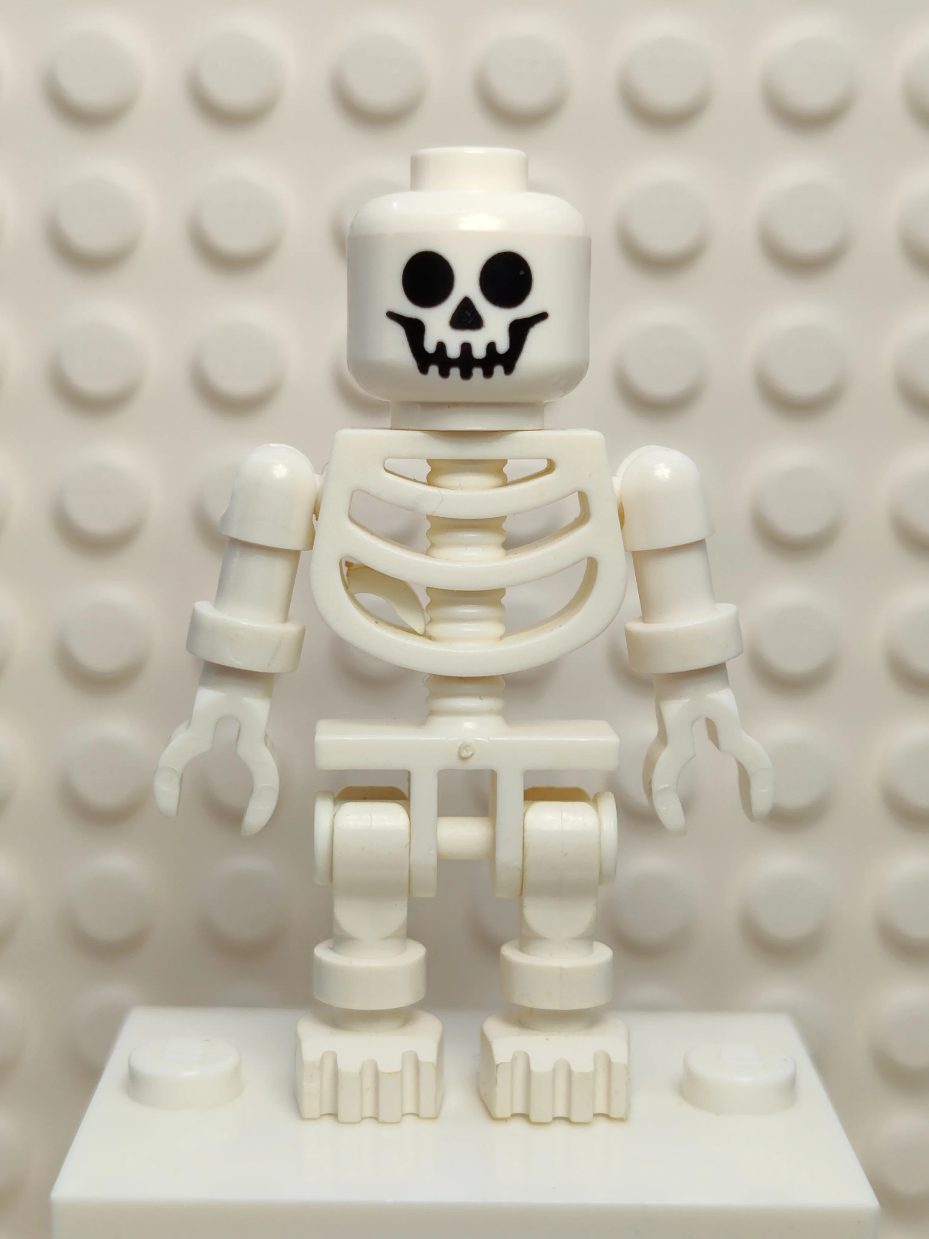 Skeleton - Standard Skull, Floppy Arms, gen001 - LEGO® Castle