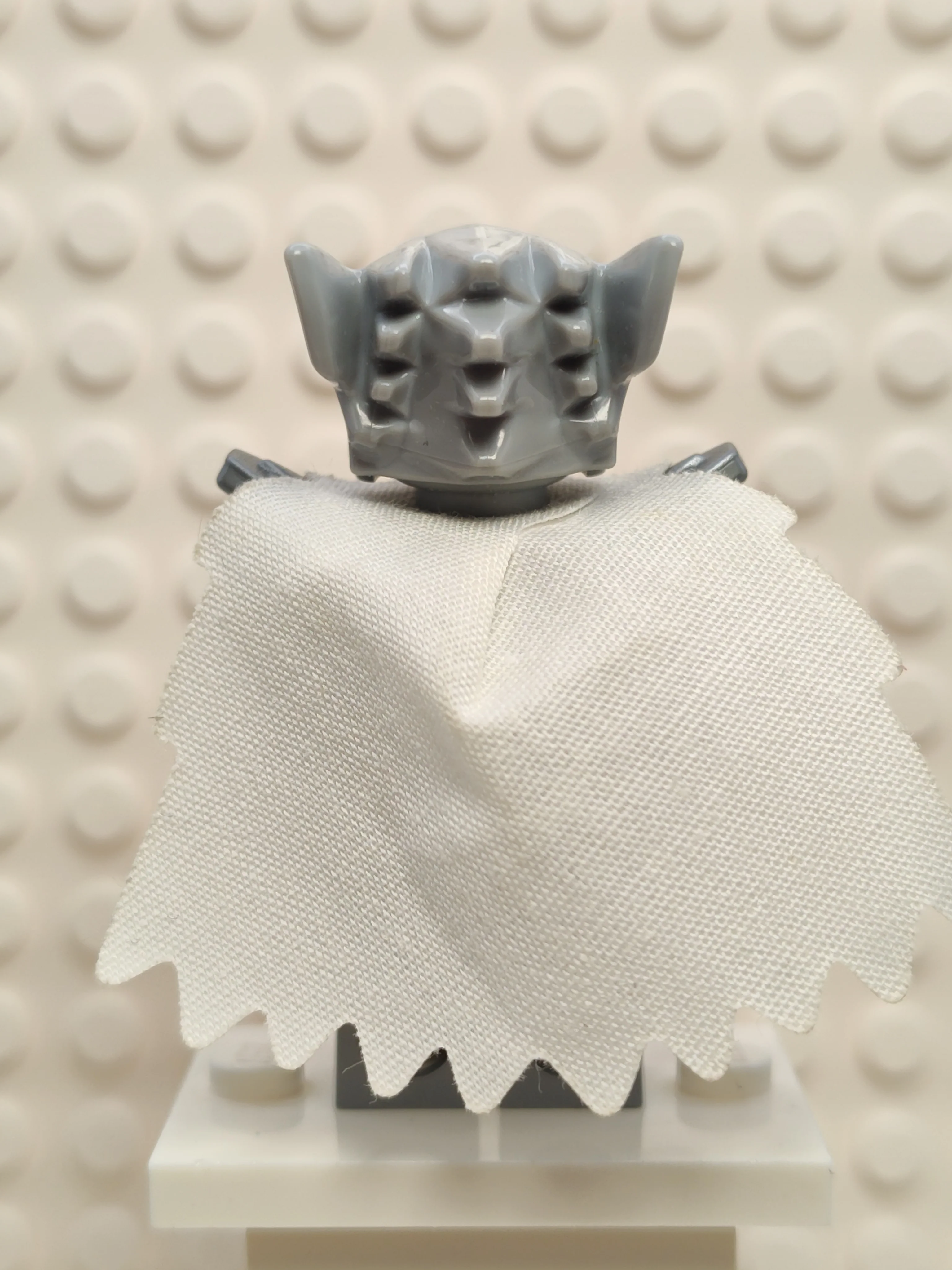 Worriz - Flat Silver Armor and Cape, loc038 - Image 3